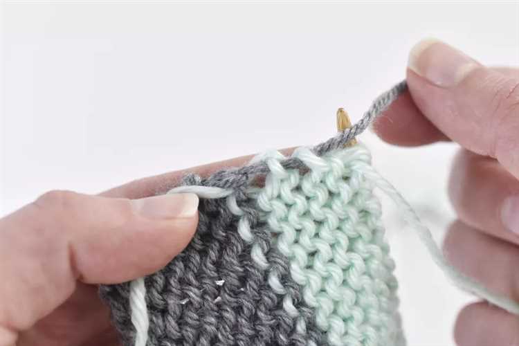 Step-by-Step Guide on Changing Yarn Colors in Knitting
