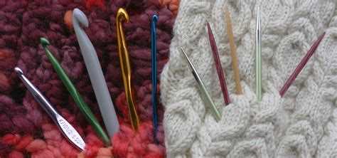 Understand How to Hold the Knitting Needle