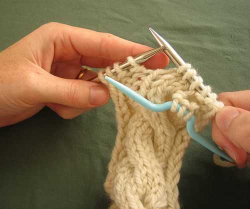 Learn How to Do the Cable Knit Stitch