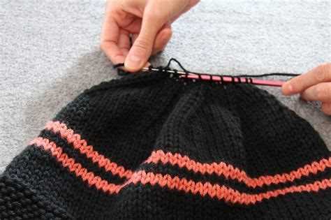 Step-by-Step Guide: How to Finish Knitting a Hat with Straight Needles