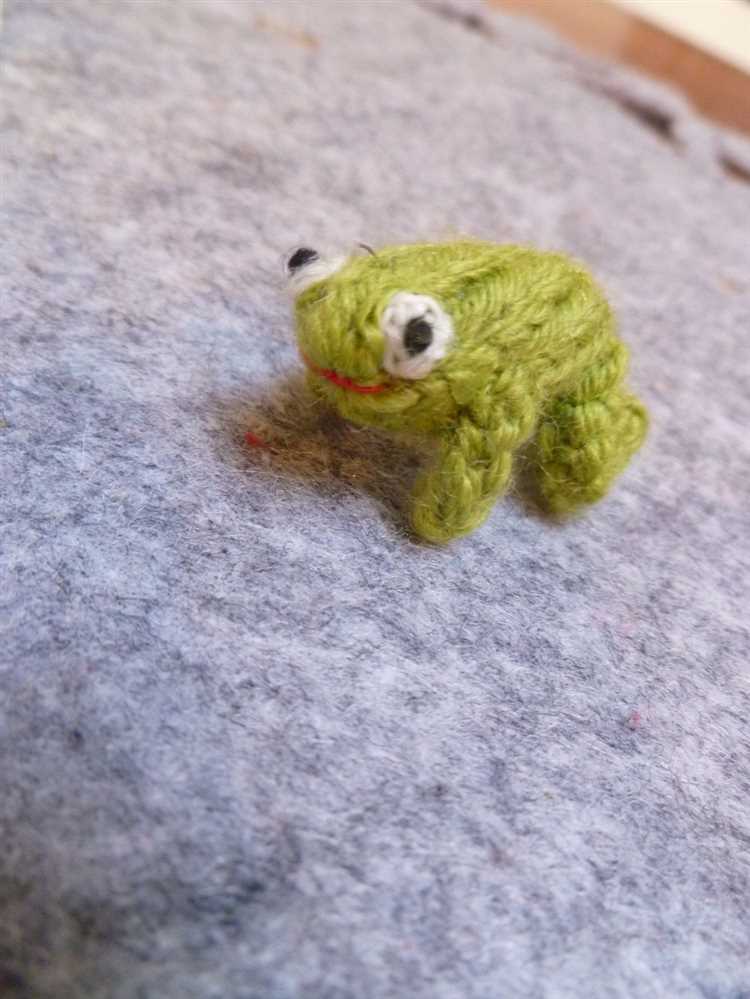 Learn How to Knit a Small Frog