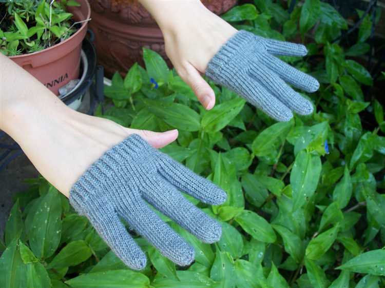 Step-by-Step Guide: Knitting Gloves with Fingers