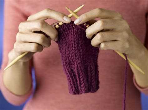 Learn How to Knit in Pictures