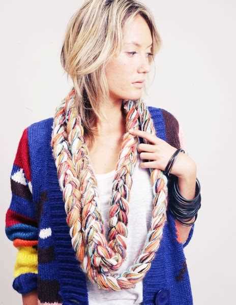 Learn How to Knit a Scarf with Two Colors