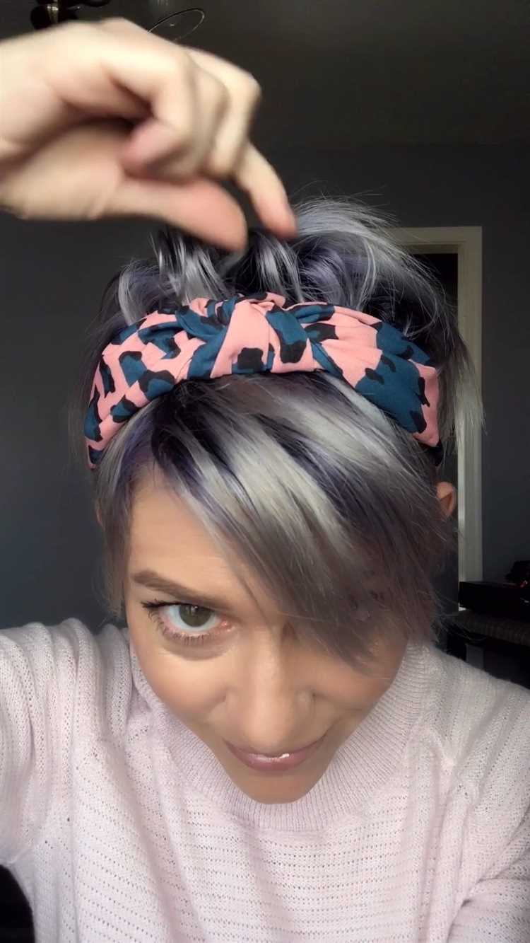 Tips for styling a knitted headband with short hair