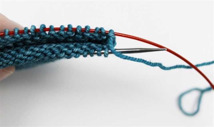 What is the magic loop in knitting